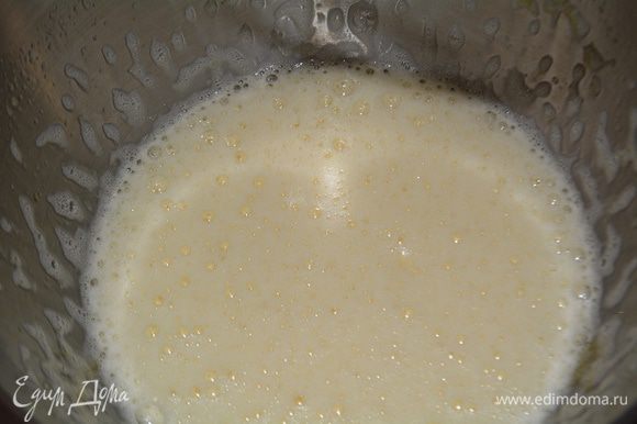 Яйца взбить с сахаром и солью до пышной пены.