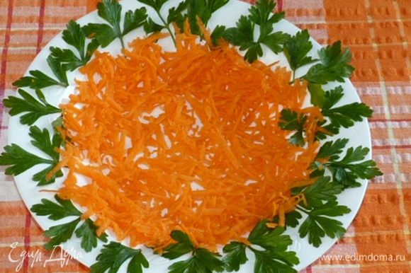 Тарелку украсить петрушкой. Морковь натереть, немного оставить для украшения, остальную разделить равномерно и выложить на дно. Посолить. Сбрызнуть лимонным соком.
