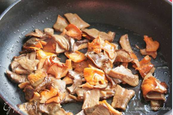 В глубокой тяжелой сковороде разогреть 3 ст. ложки оливкового масла и обжарить свежие грибы.