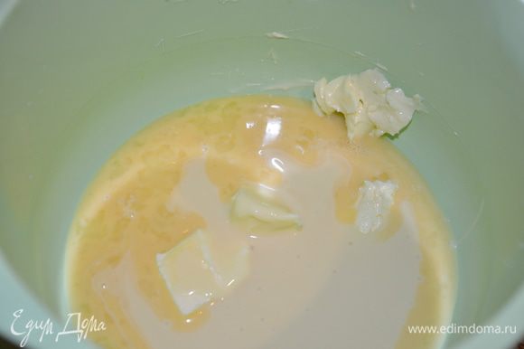 В другой емкости смешиваем размягченное слив. масло + сгущенка + 33 г яйца и охлажденный сироп (из шага 3).