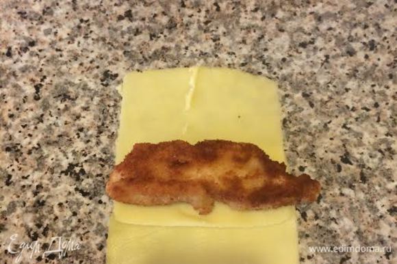 Каждое филе завернуть в 2 кусочка сыра.