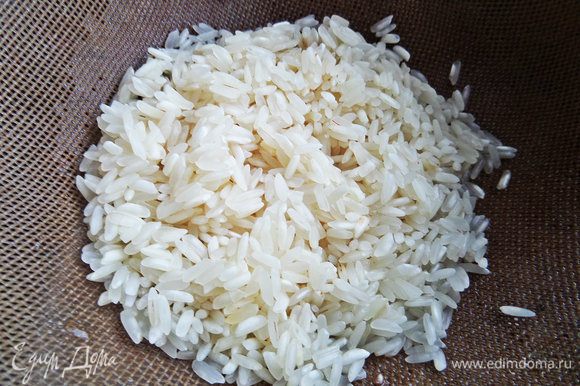Рис промыть, дать стечь воде.