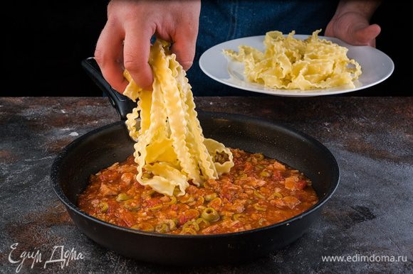 Добавьте макароны к соусу, немного оливкового масла и аккуратно перемешайте.