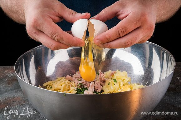 Затем добавить яйцо посолить, поперчить и хорошо перемешать.