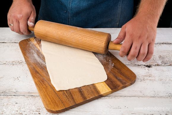 Слоеное тесто разделить на квадратики 10 х 10 см.