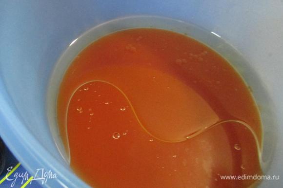 Томатный сок перелить в миску. Добавить растительное масло.