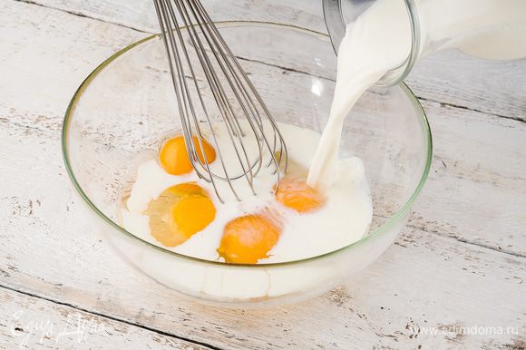 Яйца разбить в глубокую посуду, посолить, поперчить, влить молоко и взбить венчиком.