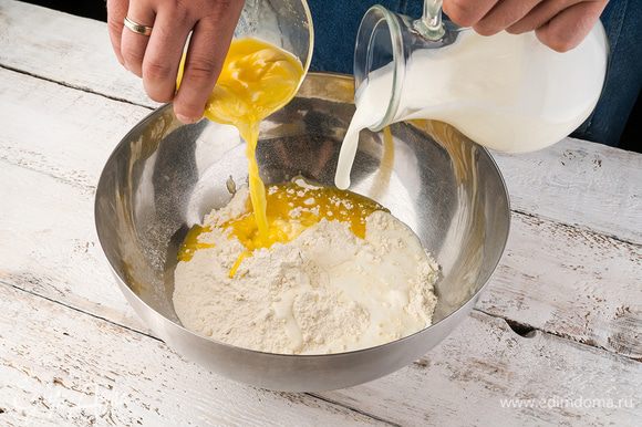 Замесить тесто: в кефир всыпать соль, соду, сахар и добавить растопленное сливочное масло, ввести муку и замесить мягкое тесто.