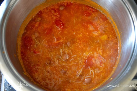 Дайте постоять готовому супу минут 10 и подавайте, разлив по тарелкам. По желанию можно посыпать суп тёртым Пармезаном и украсить листиками базилика.