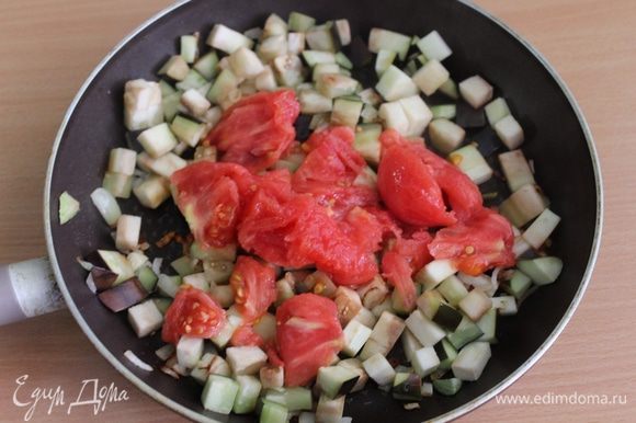 Добавляем помидоры без кожицы, томатную пасту, соль, перец.