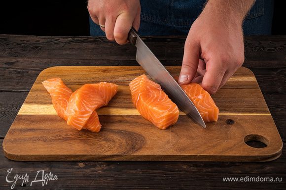 Нарезаем филе лосося на куски шириной около 3 см.