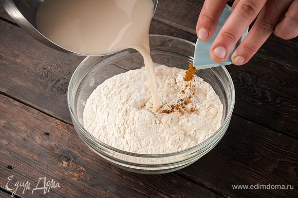 В миску налить воду, добавить соль, мускатный орех, масло, дрожжи и перемешать. Добавить муку и начать замешивать тесто. Когда тесто замешано, его нужно смазать небольшим количеством масла и поставить в теплое место на 35 минут.