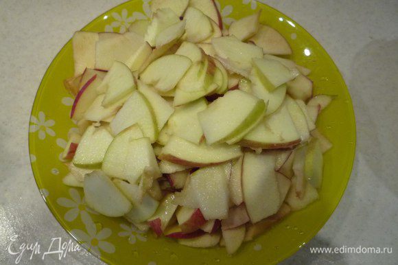 Из яблок удалить сердцевину и тонко нарезать. Чтобы не почернели, сбрызнуть лимонным соком.