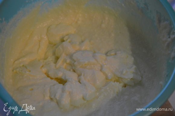 Пока бисквит печется, можно сделать крем: все составляющие взбиваем блендером до однородной массы и убираем в холодильник.
