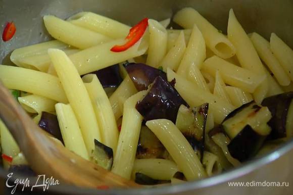 В горячие макароны влить соус, все перемешать, затем добавить баклажаны и еще раз перемешать.