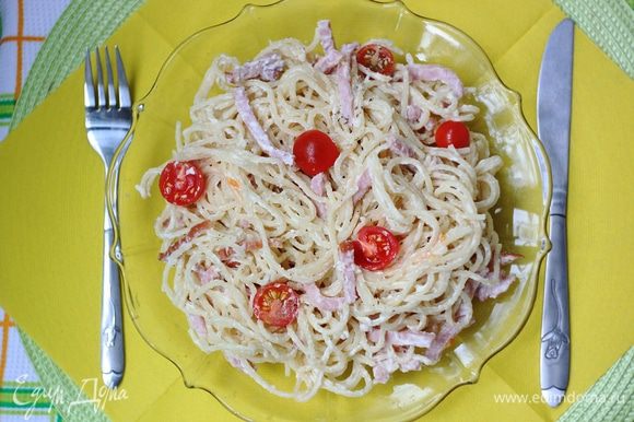 Вливаем готовый соус в спагетти, добавляем сушеный базилик (по вкусу), можно также добавить помидоры черри, все это дело перемешиваем и наслаждаемся вкусным обедом =)