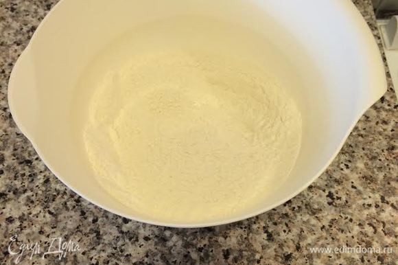 Духовку нагреть до 180°C. Форму для кекса диаметр (26) см слегка смазать маслом. Муку просеять в миску с разрыхлителем и солью.
