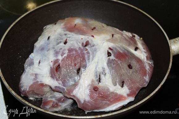 Обжарить мясо на раскаленном масле до румяной корочки с обеих сторон.