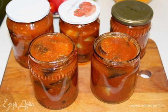 Разложить баклажаны с соусом в стерилизованные горячие баночки и закатать.
