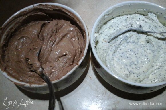 Делим творожную смесь на две равные части. В одну часть добавляем ваниль и мак, а в другую — какао и сметану. Все хорошо перемешиваем.