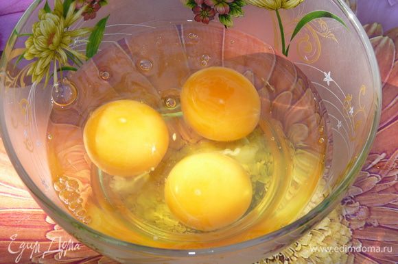 Яйца взбить со щепоткой соли.