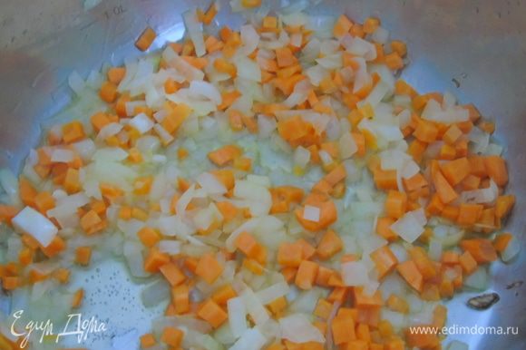 Морковь нарезать кубиками, лук и чеснок мелко измельчить. Перец чили освободите от семян и нарежьте. Разогреть растительное масло и припустить лук, чеснок, чили и морковь.