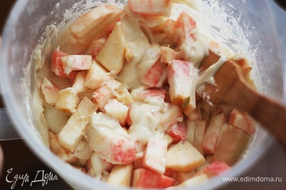 В готовое тесто добавляем нарезанные яблоки и перемешиваем. При желании на этом же этапе можно добавить 1 ч. л. корицы.