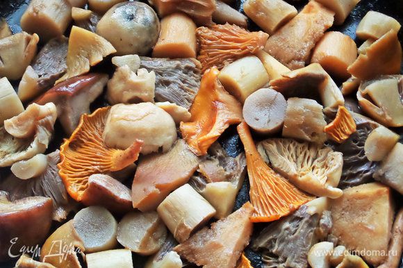 Слегка пассеруем грибы в сковороде после овощей.