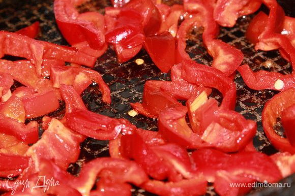 Красный болгарский перец нарезаем полукольцами и пару минут припускаем на сковороде.