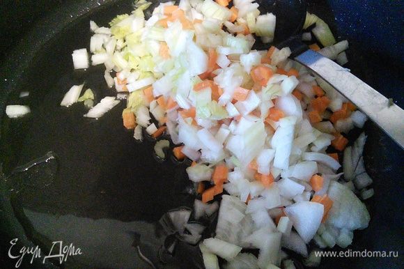 Нут нужно заранее отварить или использовать консервированный, как у меня. Готовим соус: морковь, 1 луковицу, кусочек сельдерея очистить, помыть и нарезать мелким кубиком. Прямо в кастрюле разогреть 2 ст. л. масла и пассеровать овощи до прозрачности, добавить 2 ст. л. томатной пасты от «Помидорки», размешать, коротко обжарить с овощами.