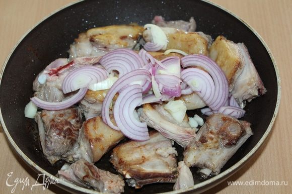 Добавить нарезанные лук и чеснок, потушить вместе с мясом до мягкости лука, посолить, поперчить.