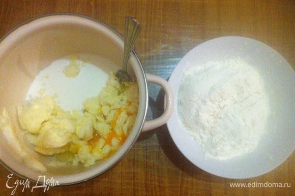 В одной чашке растираем размягченное масло с сахаром, затем добавляем яйцо, сливки и ванилин. В другой чашке муку смешиваем с разрыхлителем и солью.