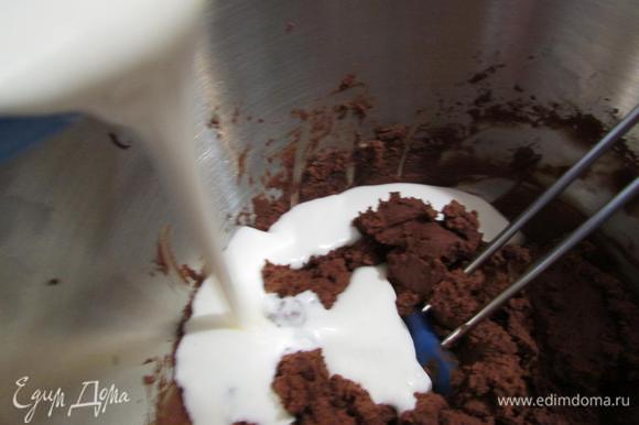 Сливки с желатином перелить в сырно-шоколадную массу и аккуратно размешать миксером на медленных оборотах до однородности.