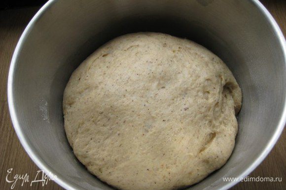 Переложить тесто в глубокую миску, накрыть пищевой пленкой, оставить подниматься в теплом месте примерно 1 час. Тесто должно увеличиться в 2 — 2,5 раза.