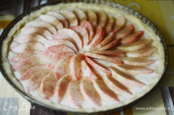 Уложить яблоки спиралью внахлест на творожную начинку. Сверху по вкусу можно присыпать яблоки корицей и сахаром.