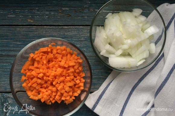 Морковь и лук очистите и нарежьте на мелкие кубики.