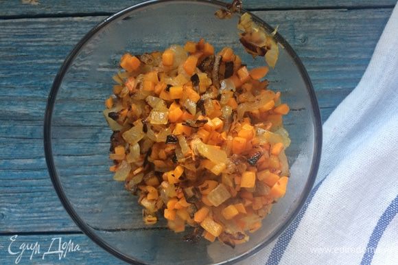 Разогрейте масло в сковороде и обжаривайте лук и морковь до золотистого цвета. Затем добавьте пассерованные овощи в суп.