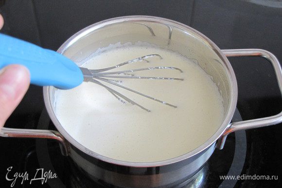 Добавить тонкой струйкой, помешивая, в кипящую молочно-масляную смесь. Убрать с плиты.