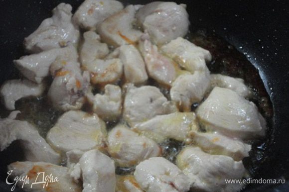 Филе курицы нарезать небольшими кусочками и обжарить на смеси сливочного и растительного масла до золотистой корочки.