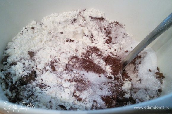 Для коржа смешать муку с разрыхлителем и какао, добавить сахар и щепотку соли. Холодное масло нарезать кубиком и смешать с сухими ингредиентами и двумя желтками и замесить тесто.