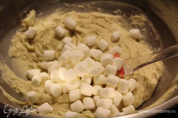 Мелкое маршмаллоу положить в тесто сразу, если крупное измельчить сначала.