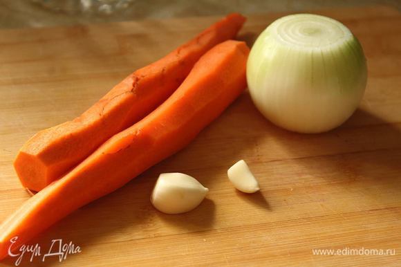 В это время чистим чеснок, лук и морковку. Режем все это. Мою морковку один «зайчик» погрыз слегка :)