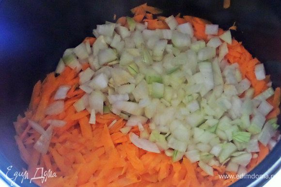 Высыпать лук с морковью в чашу мультиварки.
