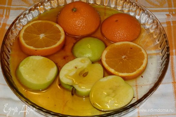 Часть жира использовать для фруктов: вылить в жаропрочную форму, нарезать яблоко и оставшийся апельсин, добавить к жиру и запекать 10 минут.