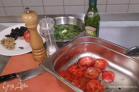 Нарезаем толстенькими шайбами помидоры. Солим, перчим, слегка маринуем в оливковом масле и бальзамике.