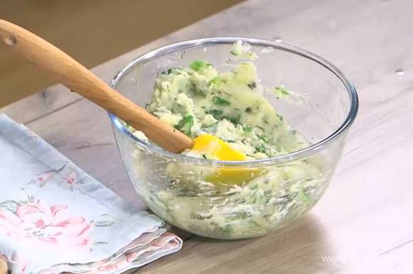 К картофельному пюре добавить зеленый лук, каперсы, укроп и яйцо, все перемешать.