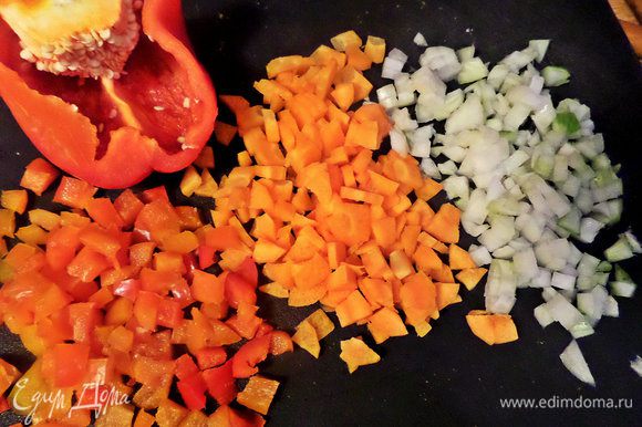 Для поджарки мелко нарезать овощи.