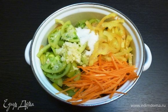 Сладкий перец нарежем соломкой, морковь натрем на терке для корейских салатов. Соединим в кастрюле все овощи. Чеснок выдавим через пресс. Всыпем сахар. Вольем столовый уксус.