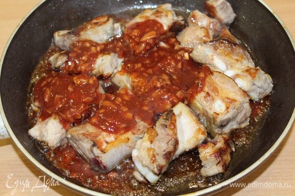 Добавить соус к мясу, тушите мясо под крышкой, периодически переворачивая ребрышки, около 30 минут.