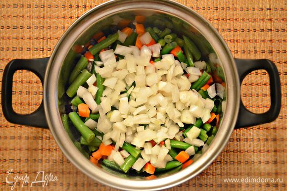 Куриные бедра с рисом в духовке с овощами